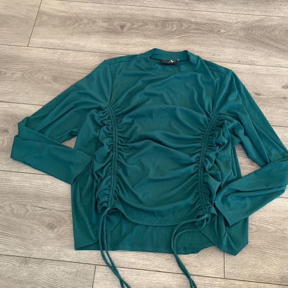 Lane Bryan long sleeve beautiful green top perfect for Christmas